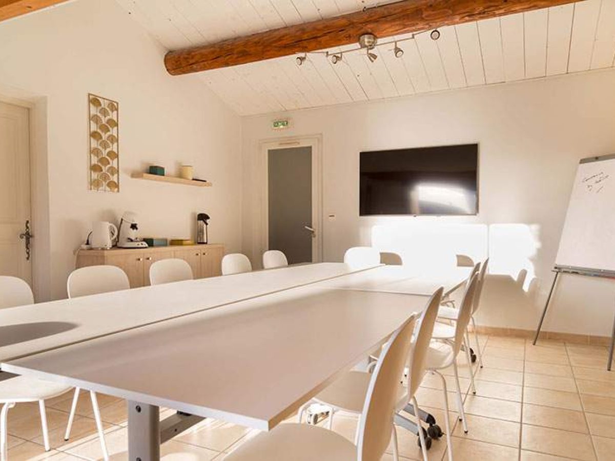 coworking-Isle-sur-la-Sorgue-salle-de-reunion-du-bas